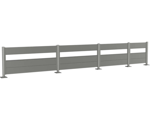 Dlouhý šedý plot s sloupky a výplněmi pro venkovní použití