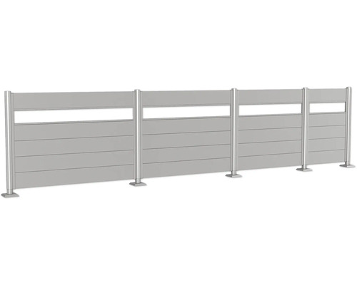 Šedý plot pro soukromí s kovovými sloupky do zahrady