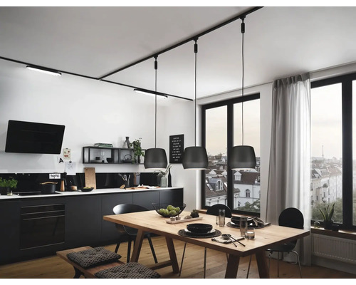 Kuchyňská scéna s jídelním stolem, osvětlovacím systémem a kuchyňským nábytkem.