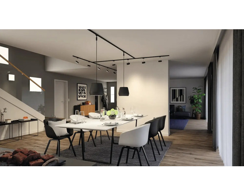 Jídelna s jídelním stolem, židlemi a lištovým osvětlením