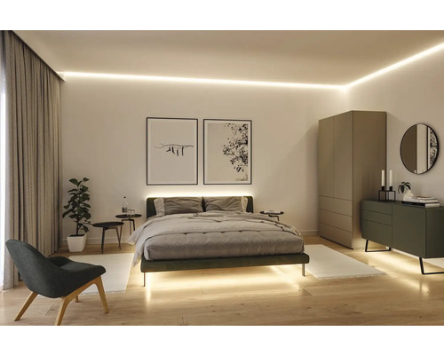 Moderní ložnice s manželskou postelí, šatní skříní a komodou