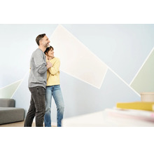 Pár si prohlíží geometrický design stěn v obývacím pokoji.