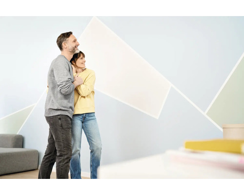 Pár si prohlíží geometrický design stěn v obývacím pokoji.