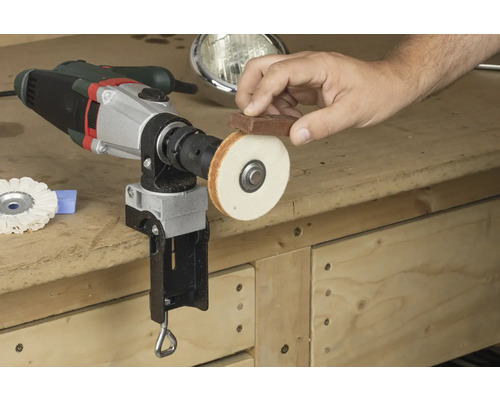 Vrtací stroj s lešticím nástavcem a lešticí pastou na leštění kovů