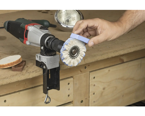 Leštička s lešticím nástavcem se potírá lešticí pastou.