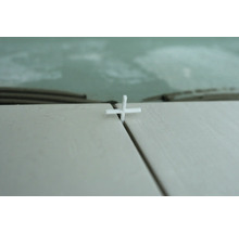 Mezera mezi dlaždicemi s křížkem pro spáry