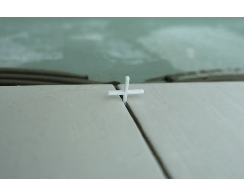 Mezera mezi dlaždicemi s křížkem pro spáry