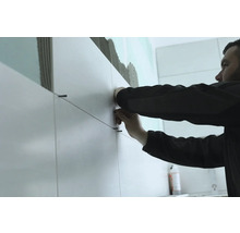 Obkladač pracuje s dlaždicemi a obkladačskými šňůrami