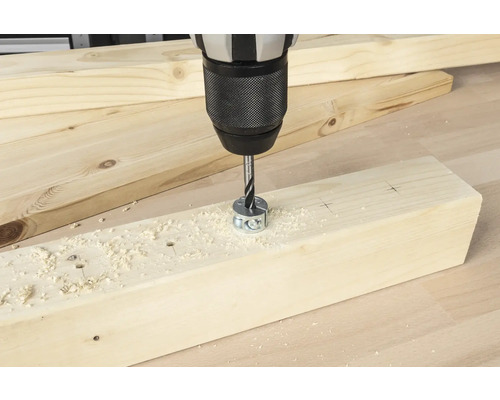 Vrtačka vrtá otvor do dřevěné desky s hloubkovým dorazem