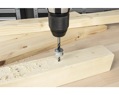 Vrták do dřeva vrtá otvor do dřevěné desky