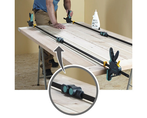 Lepené dřevěné dveře se svorkami na ponku.