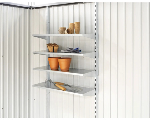 Regálový systém se zahradnickými potřebami na bílé zdi