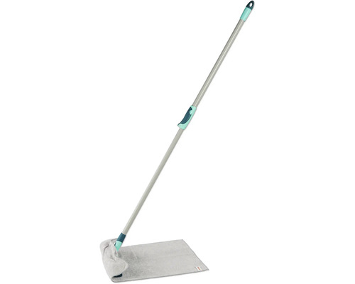 Mop s teleskopickou tyčí a obdélníkovým návlekem.