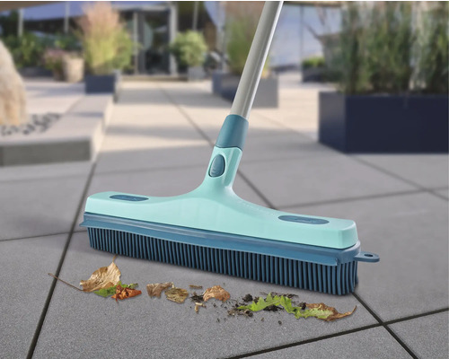 Gumový smeták s tyčí na čištění venkovních prostor