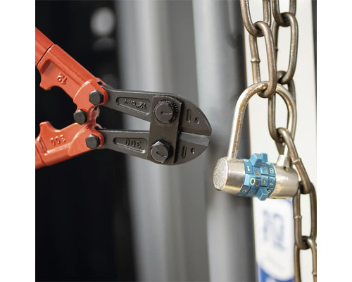 Nůžky na tyče stříhají kombinační zámek na řetězu