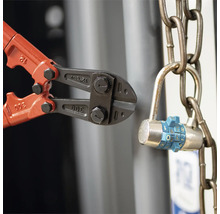 Nůžky na ocel stříhají řetěz s číselným zámkem