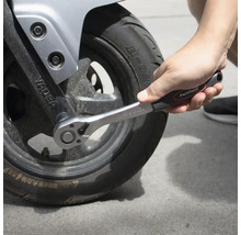 Utahování motocyklové pneumatiky ráčnou.