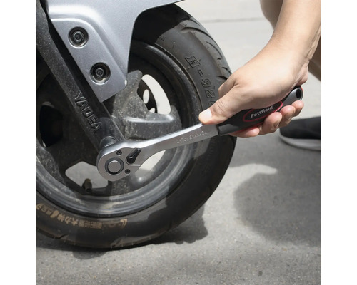 Utahování motocyklové pneumatiky ráčnou.