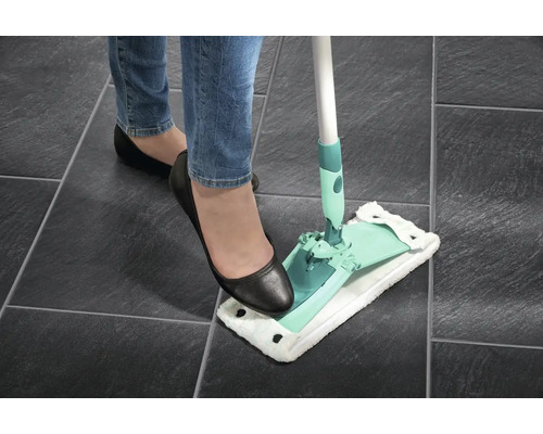 Žena používá mop na dlažbě