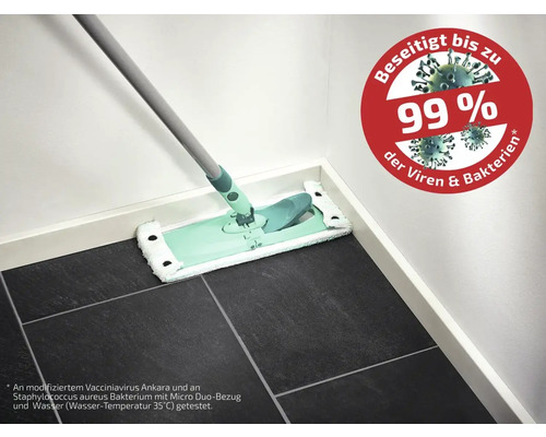 Mop na dlažbě s informací o 99procentní likvidaci virů a bakterií