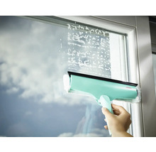 Čištění oken pomocí stěrky na okna