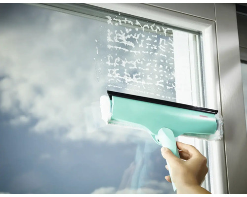 Čištění oken pomocí stěrky na okna