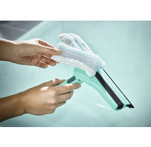 Stěrka na okna s odnímatelným návlekem z mikrovlákna v rukou