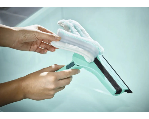 Stěrka na okna s odnímatelným návlekem z mikrovlákna v rukou