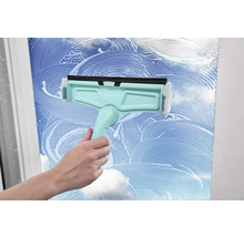 Čistič oken v akci na skleněném povrchu