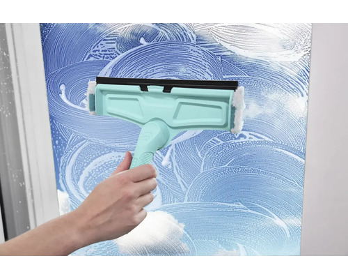 Čistič oken v akci na skleněném povrchu