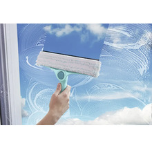 Čistič oken s hadříkem a stěrkou používaný na okenní tabuli