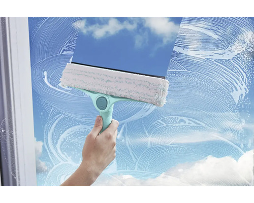 Čistič oken s hadříkem a stěrkou používaný na okenní tabuli