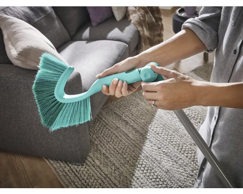 Prachovka s teleskopickou rukojetí se používá na pohovce