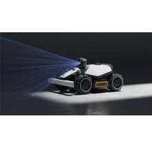 Robotická sekačka Mammotion s funkcí postřikovače v provozu