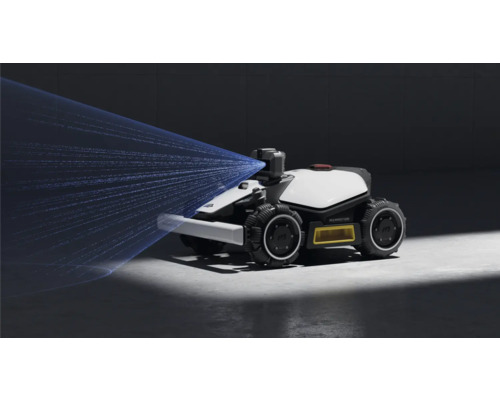 Robotická sekačka Mammotion s funkcí postřikovače v provozu