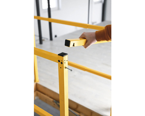 Montáž lešení s šrouby pro upevnění prvků