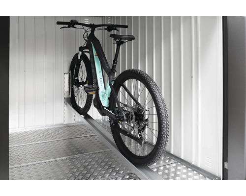 E-horské kolo na rampě ve skladu.