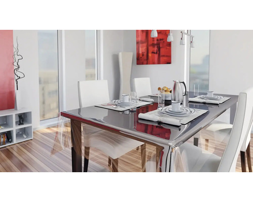 Jídelní stůl s prostíráním a židlemi v světlé jídelně