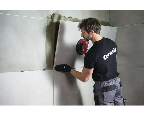 Obkladač pracuje s přísavkou na dlaždice a nivelačním systémem