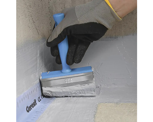 Izolace štětcem a těsnicí páskou v koupelně