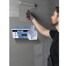 Muž natírá stěnu tmelem a těsnicí páskou Ceresit Express 1-K