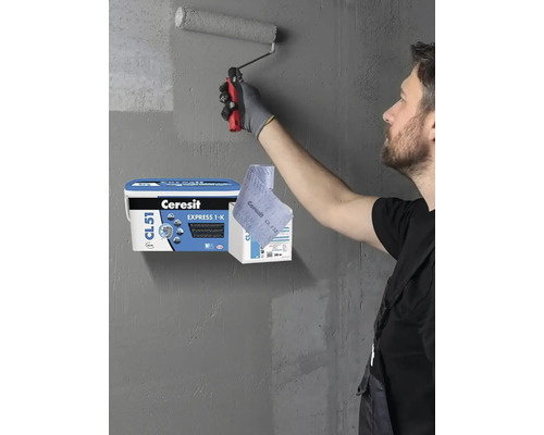 Muž natírá stěnu tmelem a těsnicí páskou Ceresit Express 1-K