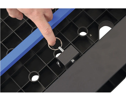 Detail montážního dílu na černém plastovém regálu