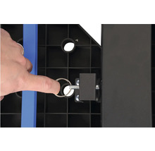 Detailní pohled na pojistný kolík na transportním vozíku