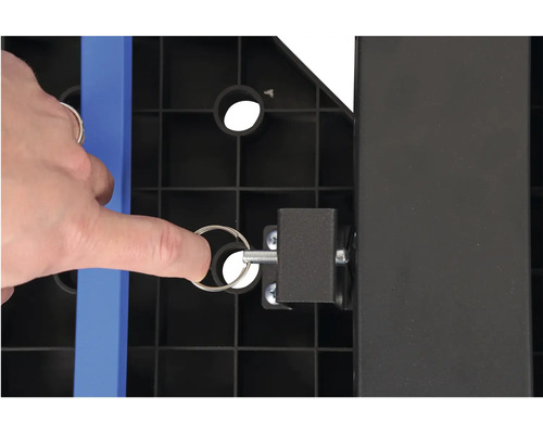 Detailní pohled na pojistný kolík na transportním vozíku