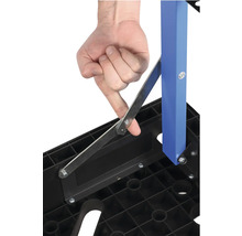 Osoba obsluhuje pracovní stůl.