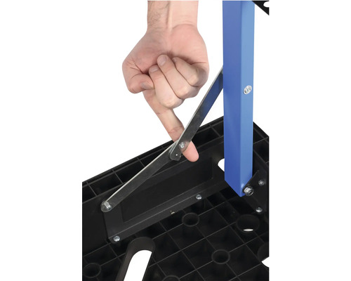 Osoba obsluhuje pracovní stůl.