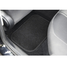 Černá podlahová rohož v prostoru pro nohy automobilu.