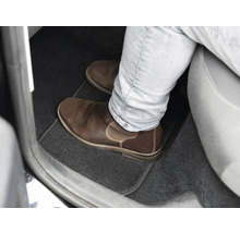 Prostor pro nohy v autě s podlahovou rohoží a koženou botou