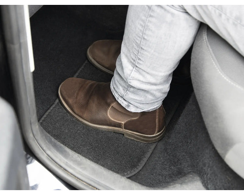 Prostor pro nohy v autě s podlahovou rohoží a koženou botou
